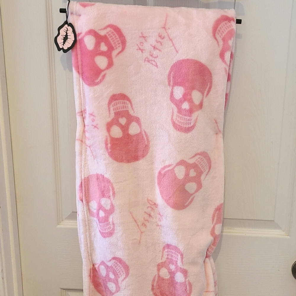 🆕️ betsey johnson • pink skull throw blanket